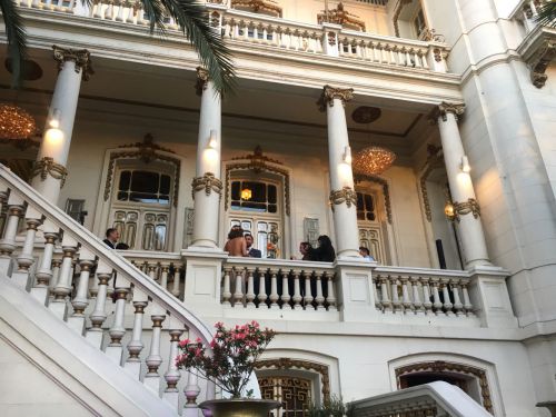 宮殿のテラスで誓いの言葉を交わし合う新郎新婦