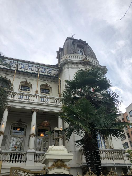 結婚式が行われた宮殿の近くは、大きな公園や昔の建物が多い、趣のある地区でした