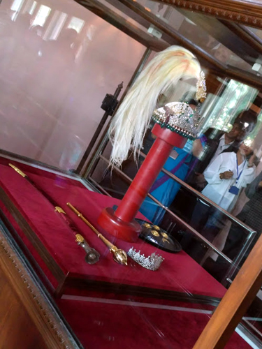 防弾ケースにはシャハ国王の王冠など宝物が