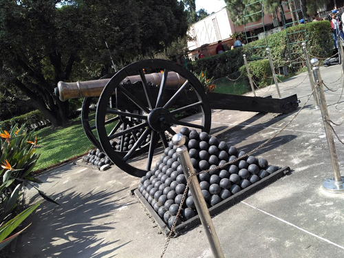 大砲も一対ありました