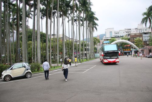 最初のバスが到着