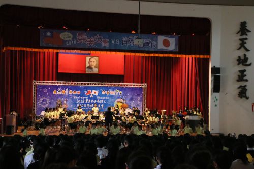 まずはブラスバンド部の演奏から