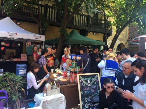 会場はアニメ祭りの雰囲気を楽しむ多くの人でにぎわっていました