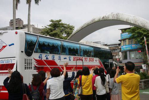 先生たちが乗車したバスの見送り