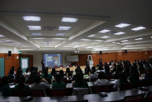 北一女の学校紹介の様子