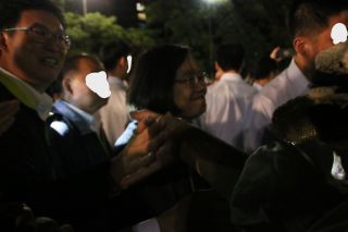 支持者とハイタッチを交わす蔡総統（左から3人目）