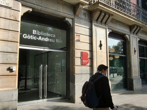 旧市街地のメイン通りにある公立図書館