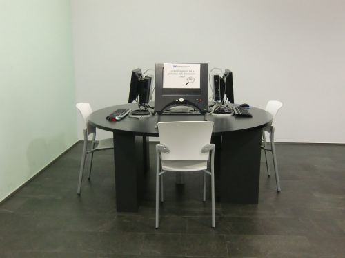 10分間パソコン。チラッと調べもの専用PCが設置されているコーナーは良いね！