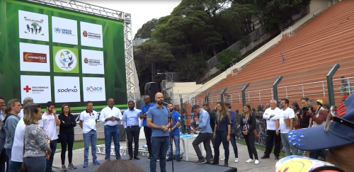 閉会式であいさつするサンパウロのブルーノ・クバス市長