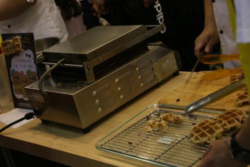 米粉で作ったワッフルの試食