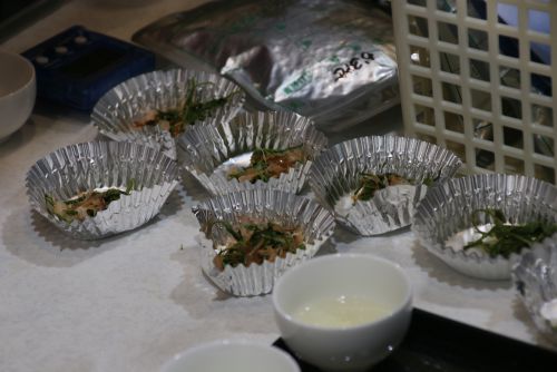 出がらしの茶葉を使った料理の試食