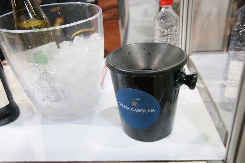 オーストラリアのワインの試飲コーナーで見掛けたバケツ
