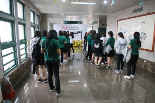 受付に並ぶ生徒たち