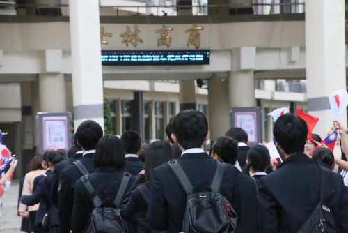 学校の中へ移動