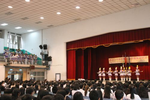 マーチングバンドと儀仗（ぎじょう）隊がお出迎え