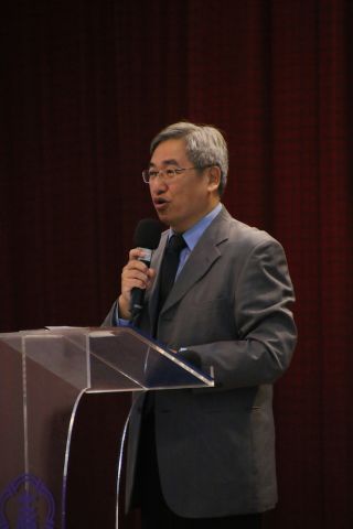 あいさつする曽騰瀧（ツェン・テンロン）校長