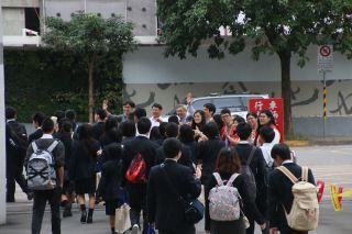 最後は先生たちがお見送り