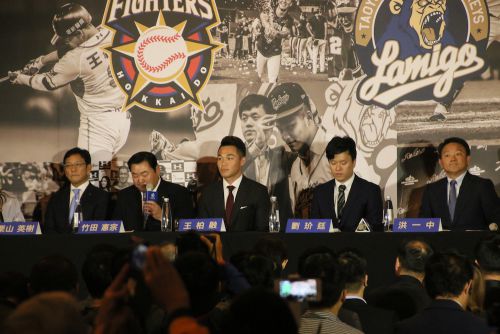 壇上の5人がスピーチ