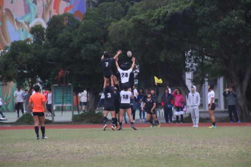 スローインのボールの取り合い