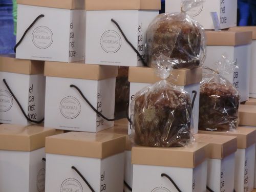 マルシェに見栄えするパネトーネの箱が並ぶ