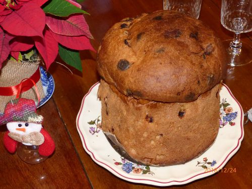 チョコレートのパネトーネ。重たくボリュームがあります