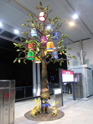 淡海ライトレール最大の目玉、絵本作家・幾米（ジミー・リャオ）のオブジェ