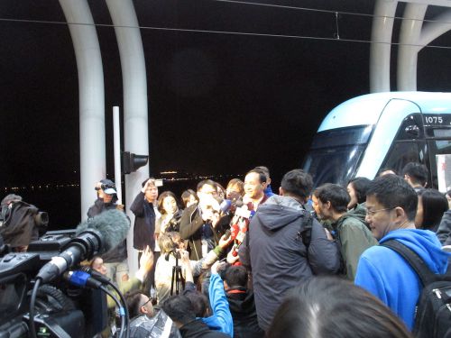 報道陣に囲まれる朱立倫市長