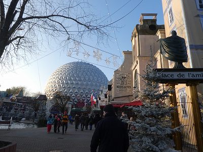 フランスエリア。奥に見える球状の建物は、2018年にお目見えの屋内コースター