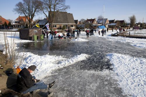 スピードスケートを楽しむ北部オランダの人たち（画像提供：フリー画像）