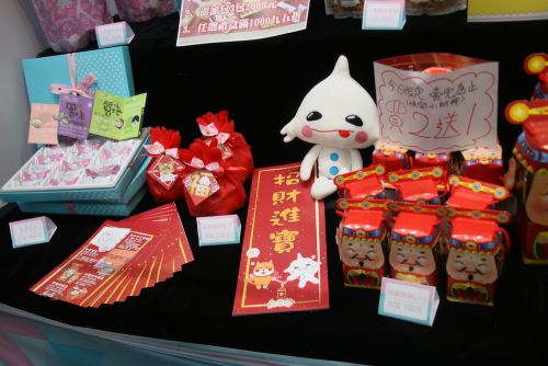 「買2送1」は「2つ買ったら1つサービスします」の意味です