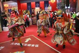 少年による三太子の公演