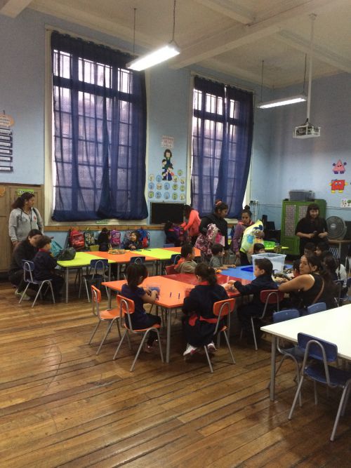 娘が通う幼稚園の教室。昔の建物を使っているので天井がとても高く開放的！