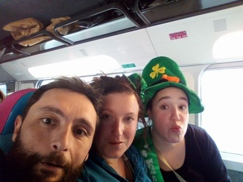 この帽子はトレードマークですね。かぶったまま飛行機に乗る友人！