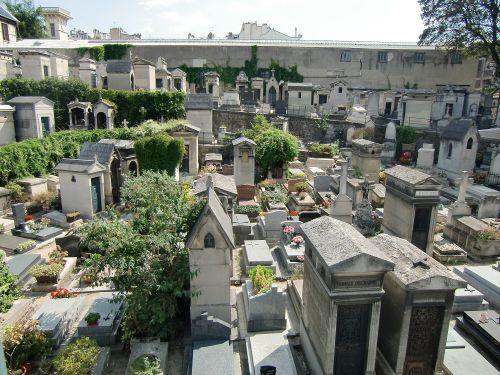 モンマルトルの墓地を上方から撮影