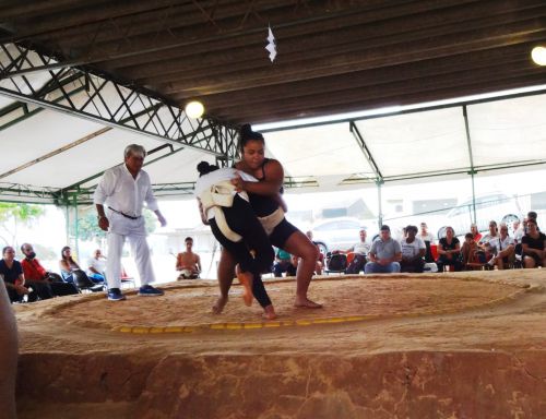 相撲大会で土俵に上がるブラジル人女性