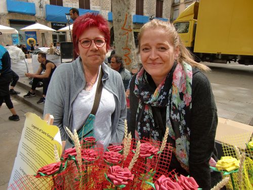 「ドラゴンが牛みたいって思っているでしょ!」と陽気なセニョーラたち