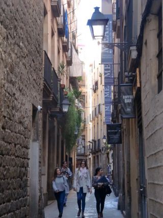 この地区の通りは、数人で歩くとふさがってしまう幅の狭い、迷路のような感じ