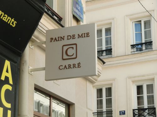 パリ中心部のショップが連なるにぎやかな通りの角地に白くて清潔な店舗あり