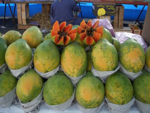 青空市で販売される熟れたパパイヤ