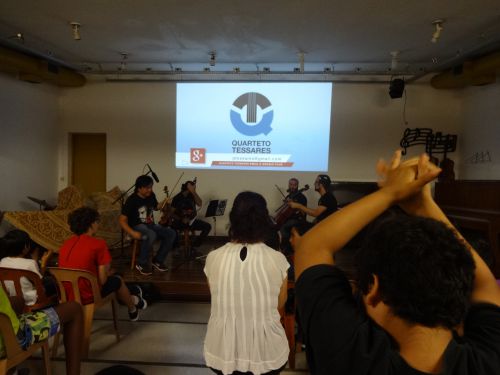 子どものオーケストラ教室で演奏をするクアルテット・テッサーレス