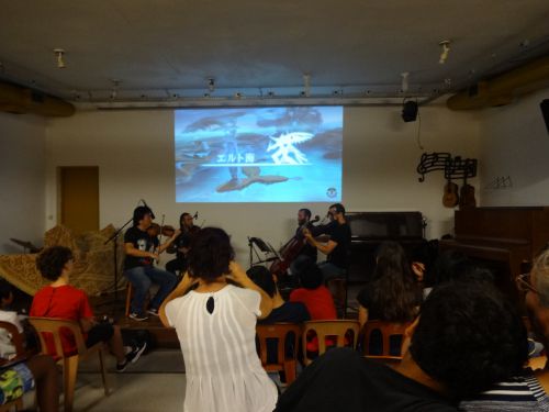 任天堂のゼノブレイドのゲーム映像と合わせて演奏する一幕