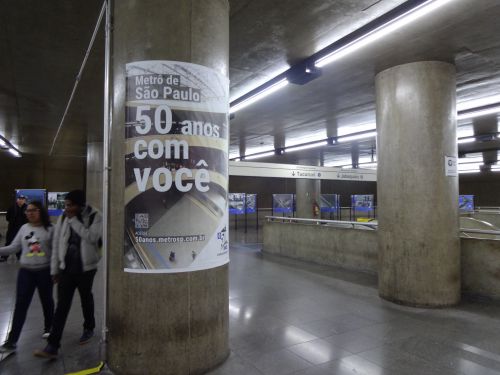 メトロ構内に張り出されたサンパウロのメトロ50周年の貼り紙