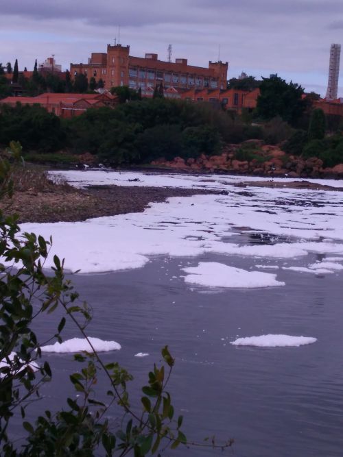 サンパウロ州イトゥー市で工業用排水の泡に汚染されたチエテ川