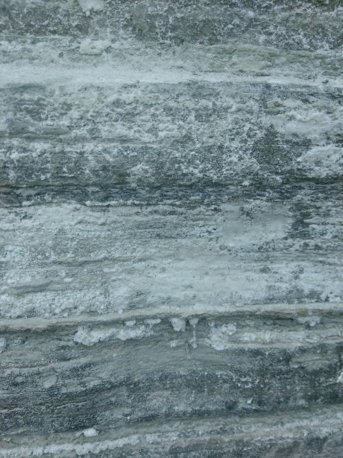 ヴァルヴィートという地質に見られる塩分の様子