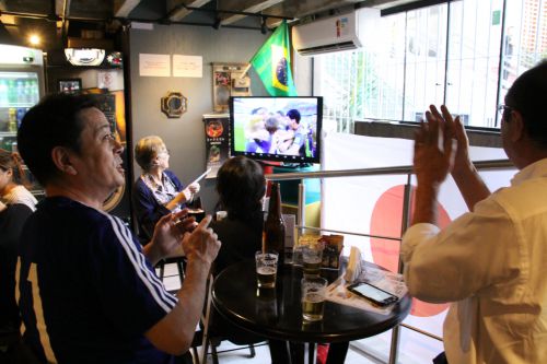 サンパウロ市内の日本料理店に集まり、日本を応援するサポーター（対セネガル戦）