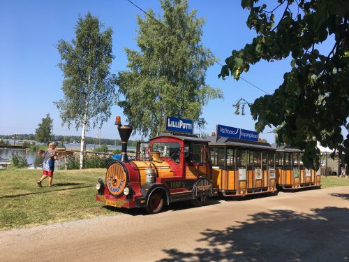 夏季限定、ヴァーサの観光路面列車で市内を巡る