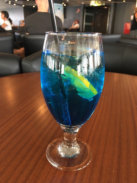 船内バーには、きれいな色のノンアルコールも各種あります。これならドライバーやお酒の飲めない人、子どもでも存分に楽しめます