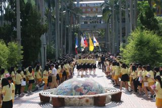 卒業生の巡礼は旗手が先導