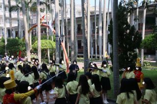 儀仗（ぎじょう）隊も両側を固めます