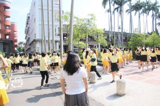 先生も卒業生を見送ります